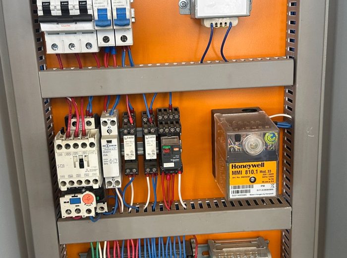 Panel de control eléctrico con módulo Honeywell MMI