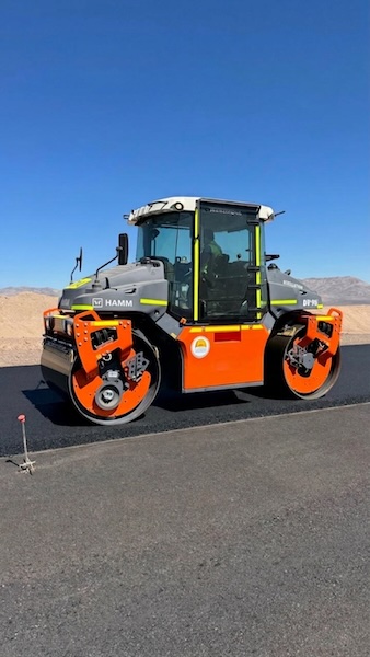 Rodillo compactador de asfalto en obra vial